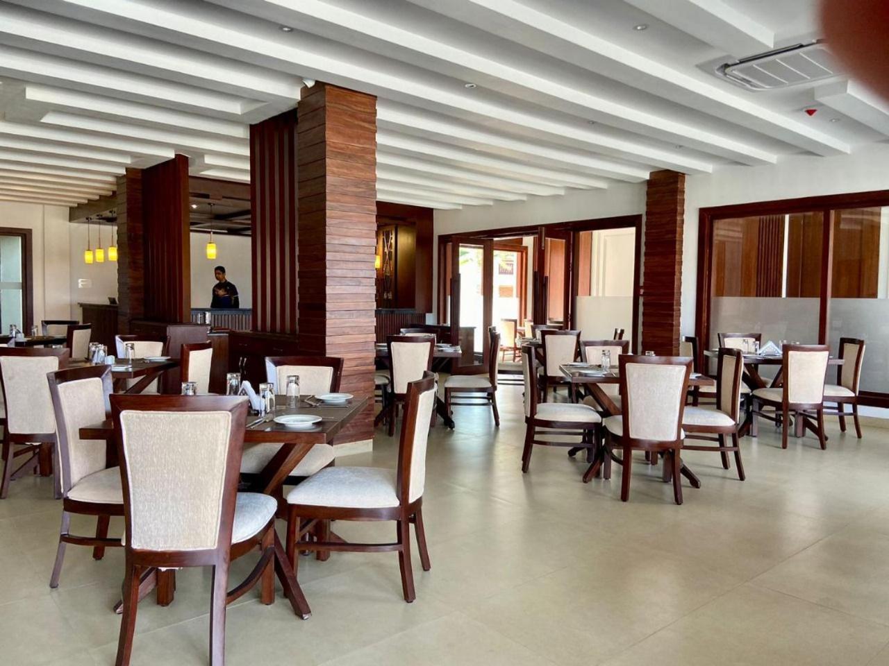Regenta Resort & Spa By Riverside, Chitwan Exteriör bild