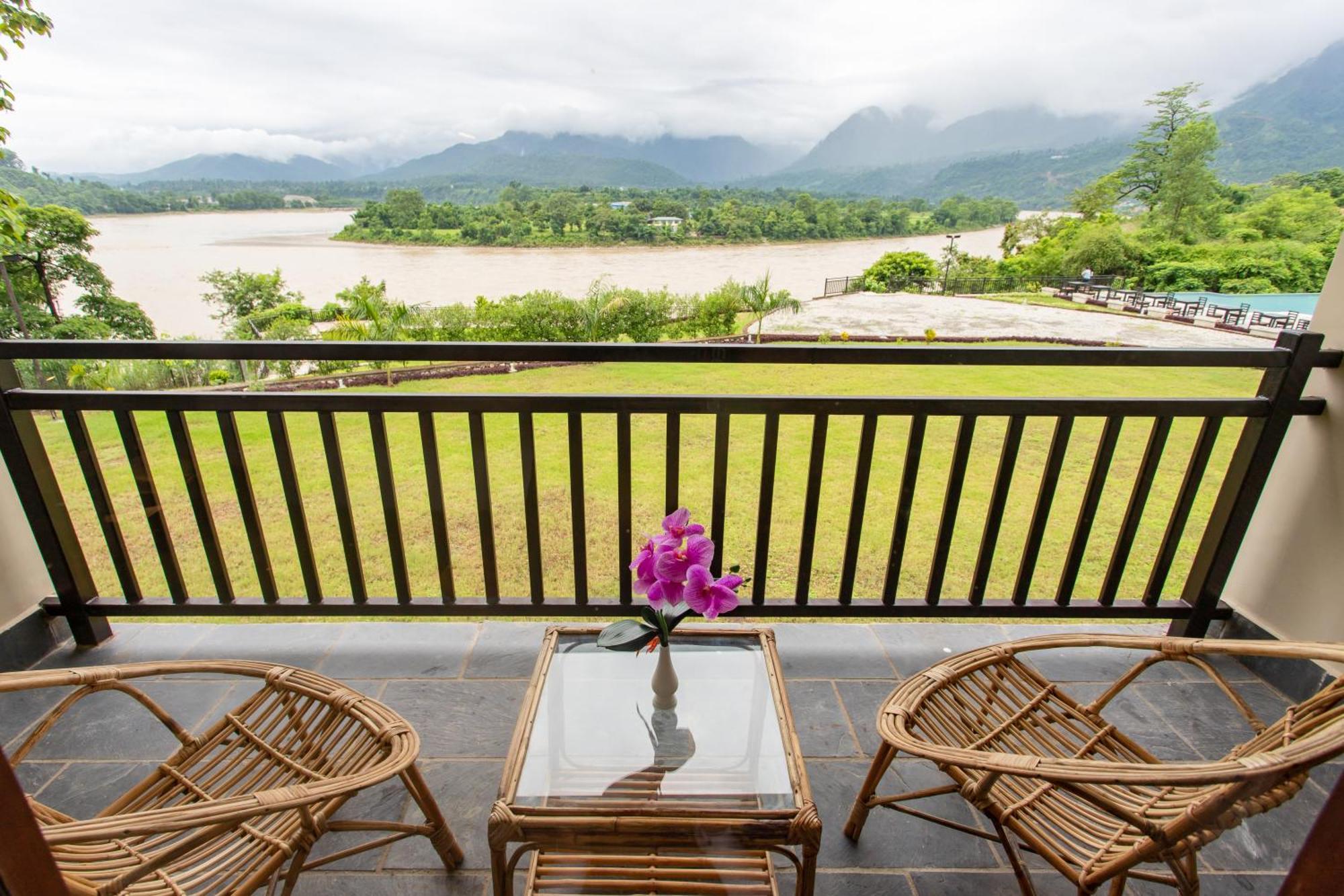 Regenta Resort & Spa By Riverside, Chitwan Exteriör bild